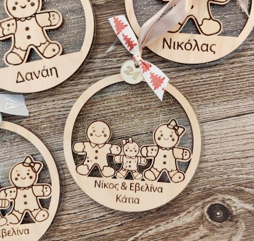 Στολίδι Ξύλο και πλέξιγκλας γκλίτερ Γράψτε μας τα ονόματα Γράψτε το χρώμα του πλέξιγκλας γκλίτερ πίσω χρυσό ή ασημί. Διάμετρος 10 εκ Όταν τα δώρα σας είναι προσωποποιημένα έχουν άλλη αξία Σχεδιασμός και κατασκευή αποκλειστικά από μας--Kosmos Design